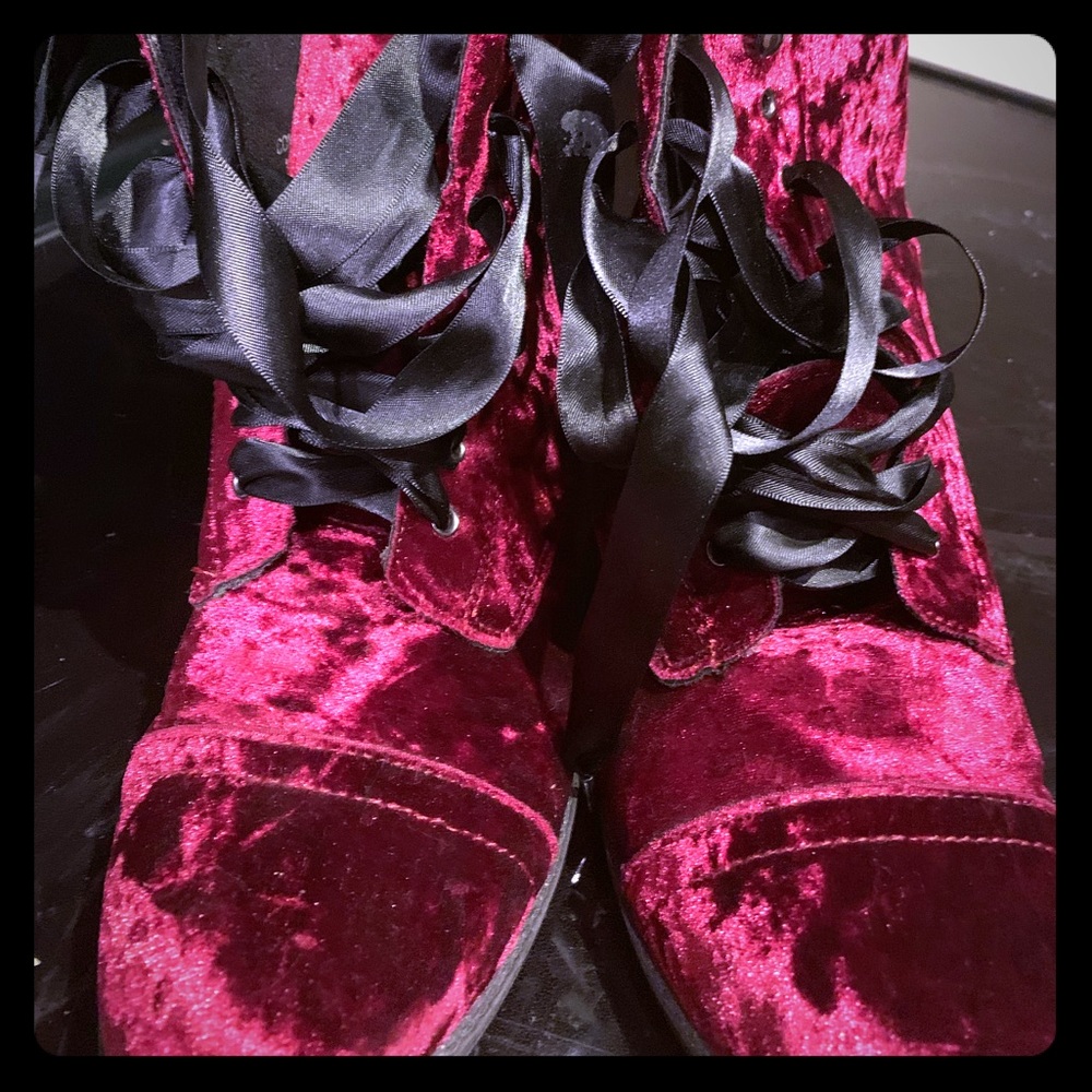 Hot topic size 11w silkBurgundy red boots